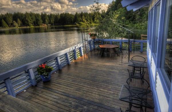 Lakeside dining on the patio