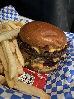 Bossylady burger with fries