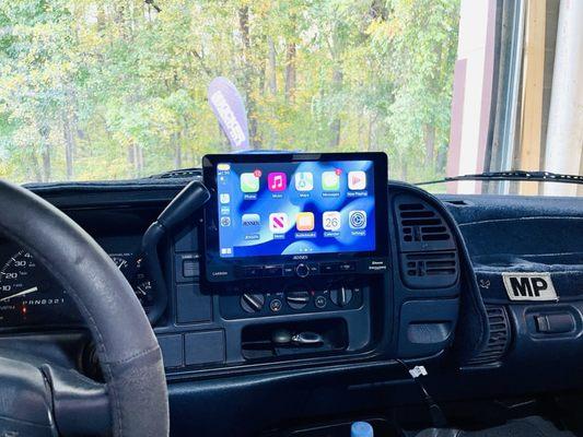 Jensen 9" touchscreen with Apple CarPlay