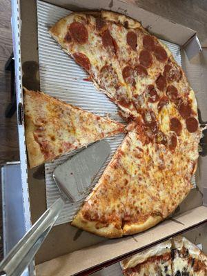 Large pizza - extra cheese, 1/2 pepperoni