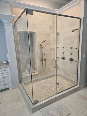 Corner shower with header