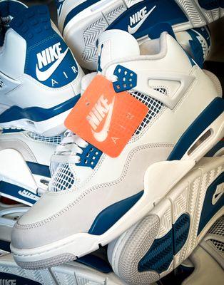 Jordan 4 Retro (Military Blue)