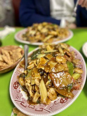 D Chow Fon (front) and D Lo Mein (back) I'm sure I'll get crucified for this but Grosssss! BLAND! Huge portions! Around $14ish each.