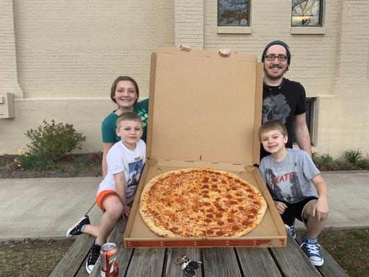 Pizza we ordered togo from Benny's.