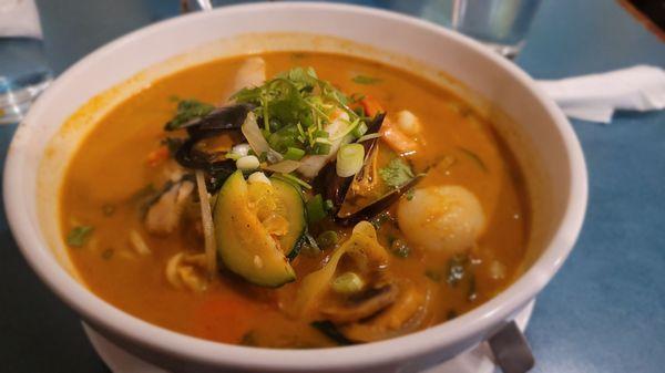 Jung Bong Ramen - spicy soup with scallops, shrimp, mussels, fish and noodles. Soooooooooo gooooooood!!!!!!