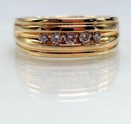 Men's yellow gold and diamond wedding ring