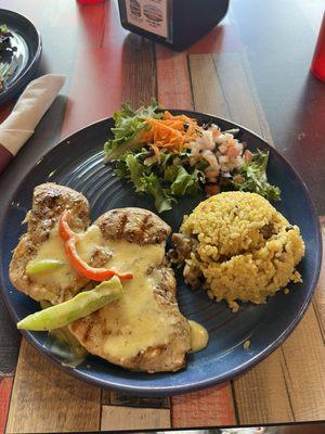 Pollo a la plancha con arroz con gandules y ensalada