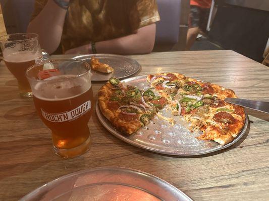 12" USA USA pizza w/ IPA and Oktoberfest beer.