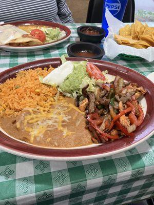 Fashites Texacanas Lunch.
 Chicken, beef and shrimp thst 
 Came with 2 flower tortillas, guacamole, lettuice and sour cream.  So so good!!