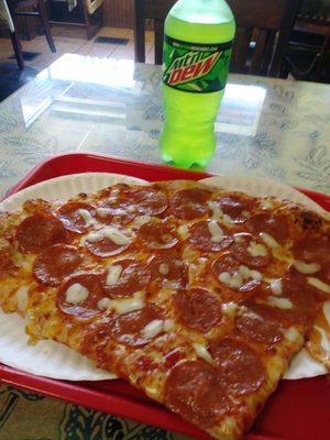 Lunch special - 2 slices of pepperoni + 20oz soda for $6