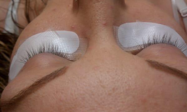 Natural lashes that have been dmamaged by mechanical lash curler (D)