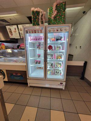 Freezer for ice cream cakes and ice cream pints to go