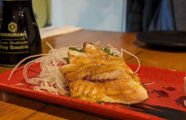 Kusshi seared fatty salmon