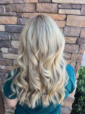 outside lighting is always amazing...
highlights, tone and trim for this cool beige blonde.