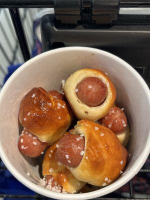 Mini pretzel dogs with salt... yummy! Free from their app!