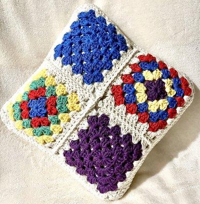 Love this crocheted cotton pillow that caught my eye wow