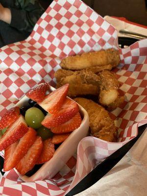 Kids chicken strips with fruit