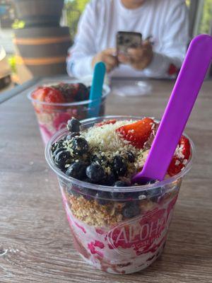 Açaí bowl so close to the ocean on a sunny day! All the toppings!!