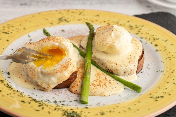 Eggs Benedict: Brioche bread, ham, poached eggs and Hollandaise sauce