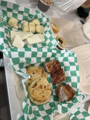 Arepa, Chicharrón, queso y Bollo blanco.