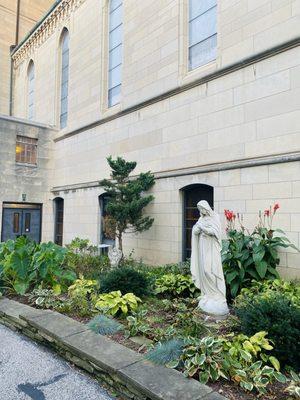 Sunday, 6 October 2024 -- outside the historic St. James Catholic Church