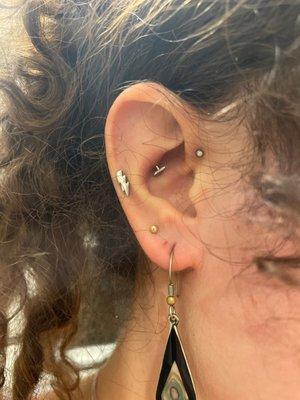 ugly droopy "conch" from bella vs the perfect forward helix from empire.