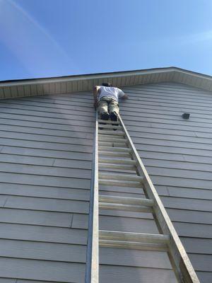 Vinyl soffit repair