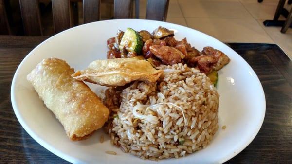 Chicken and mushroom lunch special with egg roll and crab rangoon.