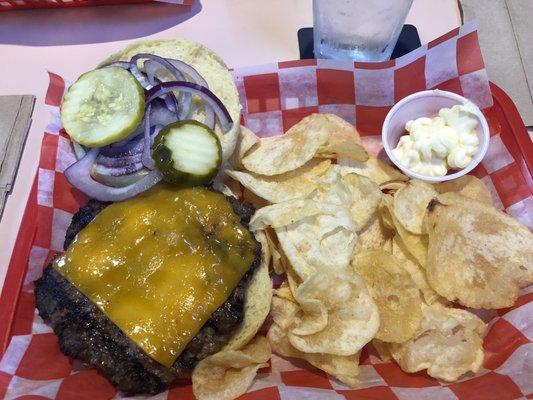 1/2 lb Cheeseburger, potato chips