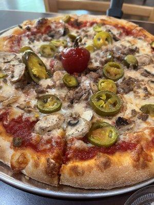 Small pizza with beef, mushrooms and jalapeños