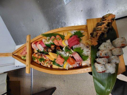 Sushi love boat