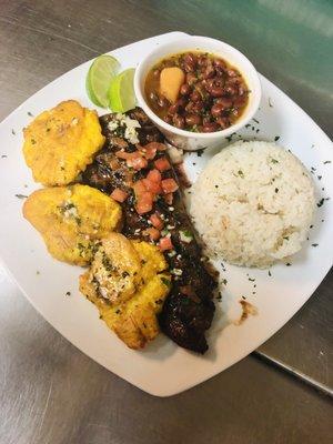 Churrasco con arroz, habichuelas y tostones.