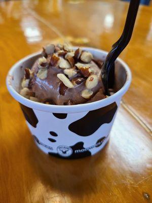 OMG! So very good ice cream. I had chocolate almond brownie with almond topping. The taste of chocolate and freshness of almond is amazing.