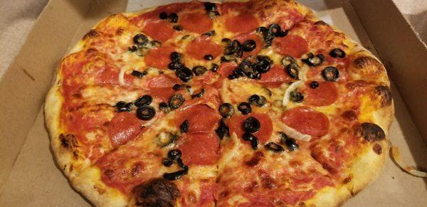 Traditional Hand Tossed Pepperoni, Onions, Black Olives & Cheese Pizza