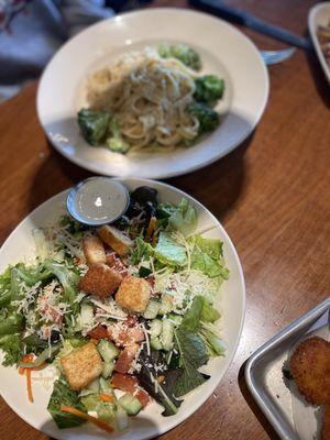 House salad and fettuccine Alfredo