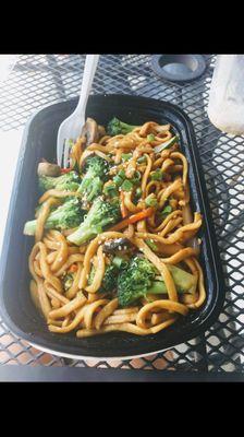 Vegetable lo mein. That sauce is to die for trust me! Spicy too and good!