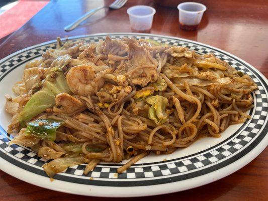 Chicken and shrimp pad Thai