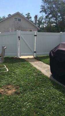 6' white vinyl privacy fence