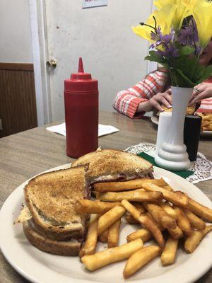 Awesome lunch. The Reuben is on point.