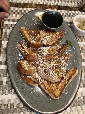 French toast with powder sugar