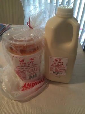 Fresh Sweet Tofu (or Soy Bean Pudding) with Ginger Syrup/豆腐花 (on the left) & Soy Milk/豆漿 (on the right)