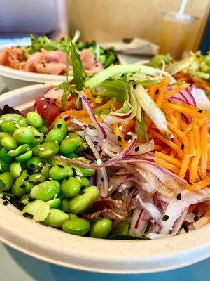 Ahi bowl with mixed greens, edamame, carrots, radish, and red onions