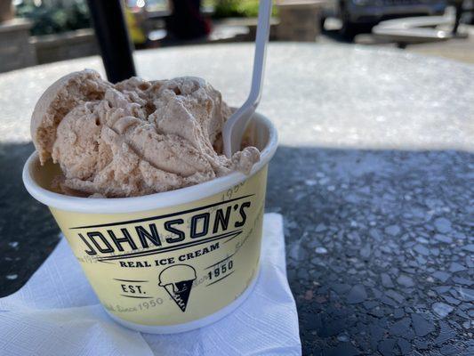 Scoop of Cinnamon and scoop of Vanilla in a cup