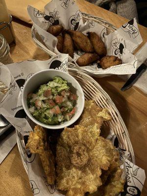 tostones con guacamole & maduros