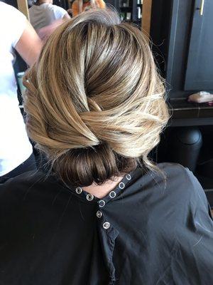 Soft and natural style for the mother of the bride.