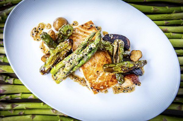 NORWEGIAN AUKRA SALMON:
roasted asparagus, shishito peppers, herbed fingerling potatoes, sesame dressing.