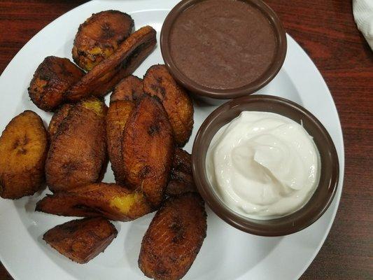 Fried plantain with black beans and sour cream