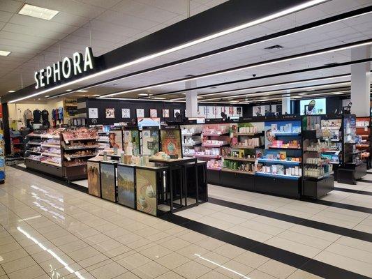 Wow!!! They have a really nice new Sephora!