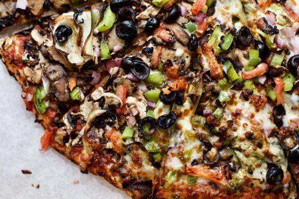 🍕🥦Veggie Pizza half w/ and half w/o cheese ($25/lg)🥦🍕