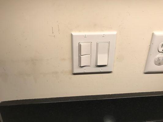 Nice switch - control over and under cabinet separately.